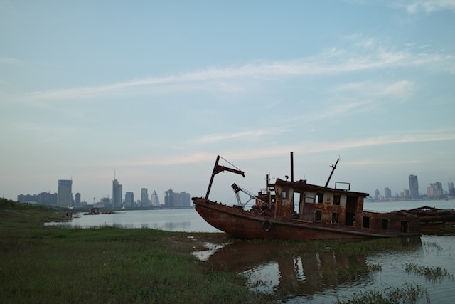 传统已搁浅，现代化正在不远处崛起 摄影 黔之驴