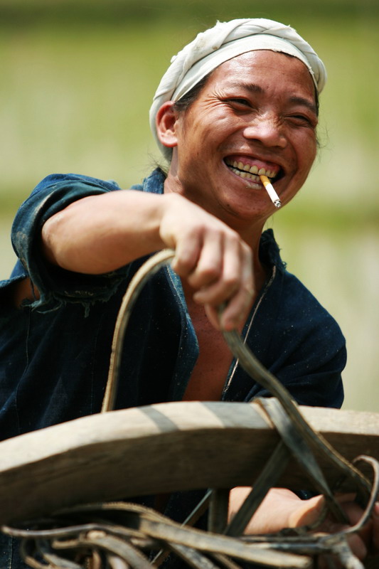 耕耘中的瑶族青年 摄影 山谷