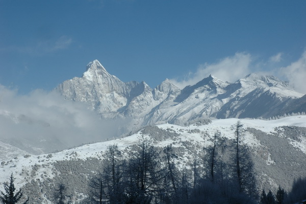 四姑娘山初雪 摄影 谢彬