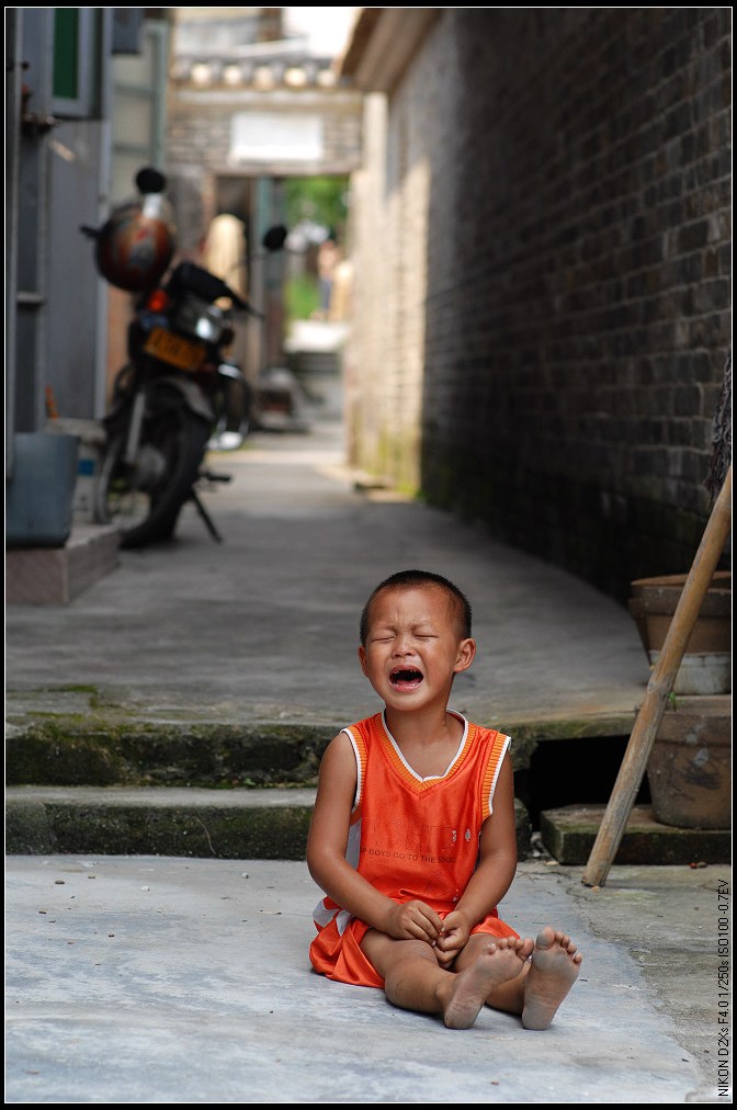 小孩，别哭。 摄影 渐天如水