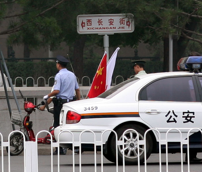 奥运在北京(2)----警察拦住带旗人 摄影 红石头6