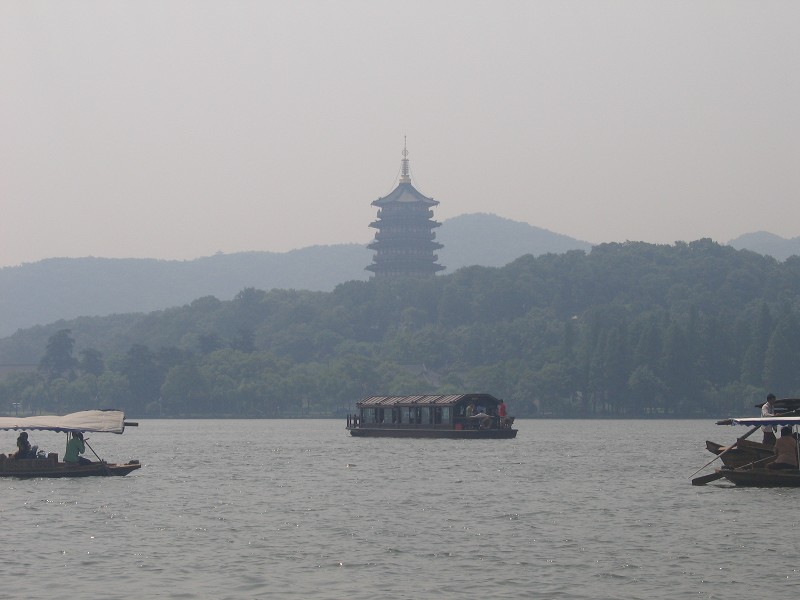 雾中游湖观雷峰 摄影 飞扬的梦