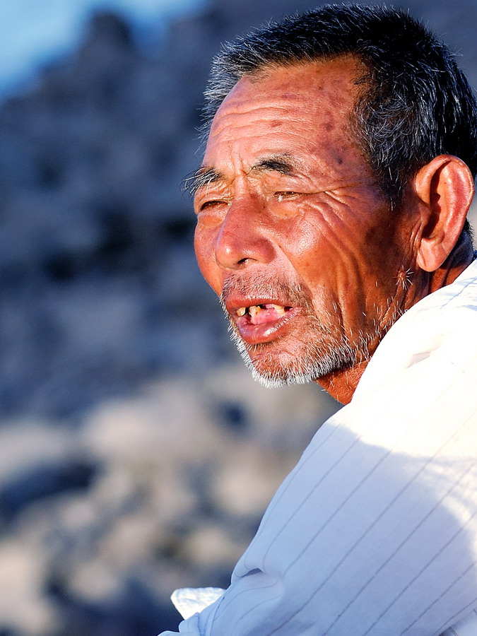 船老大望海 摄影 易平