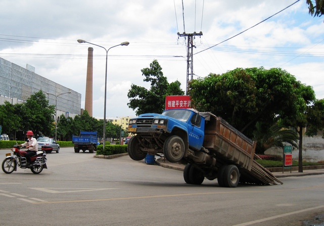 蹲坐的卡车 摄影 网海漂流