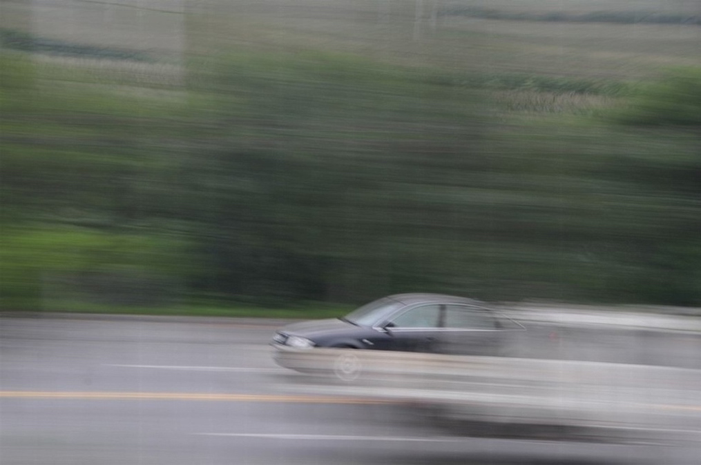 公路抓拍 摄影 雨中飞