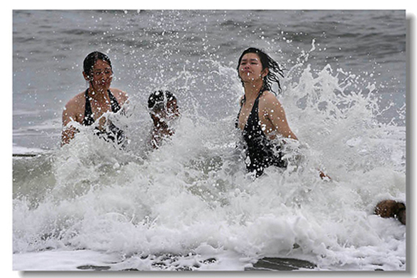 美女戏海浪 摄影 枫林晚唱