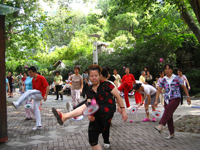 练太极柔力球的人们 摄影 黎老太