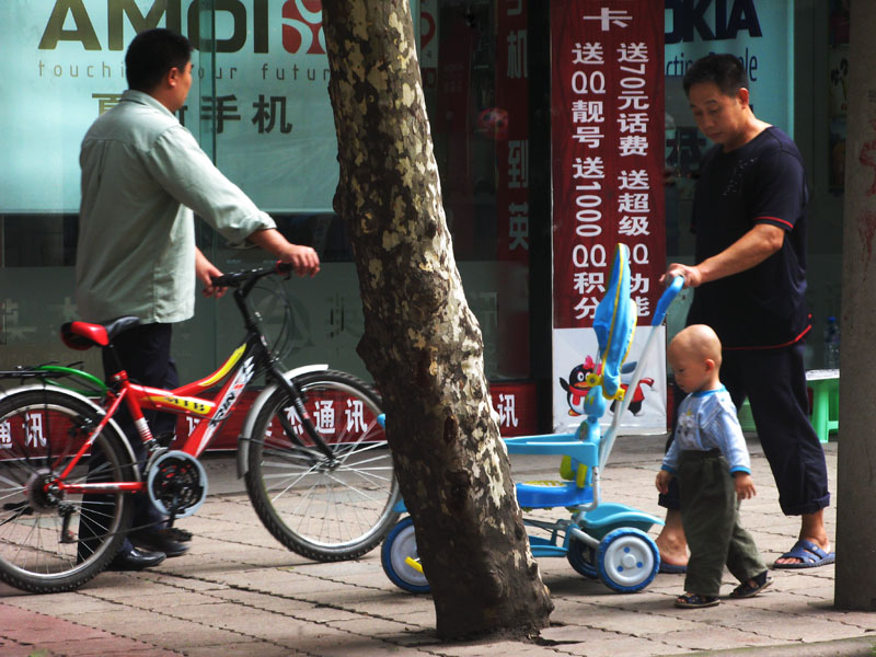 老师说的“人行道上不能骑车” 摄影 快乐瞬间