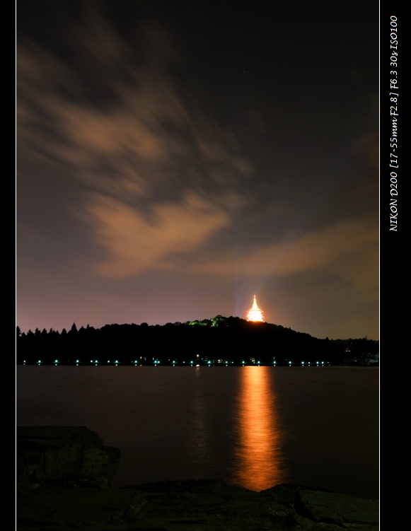 西湖夜景 -- 夜幕下的雷峰塔 摄影 竹西一叶