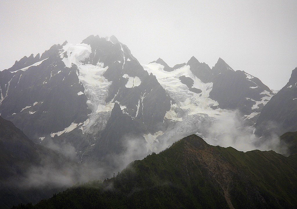 雾里远眺白马雪山 摄影 巴特