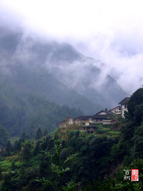 云烟蒸腾现山村 摄影 百舸1028