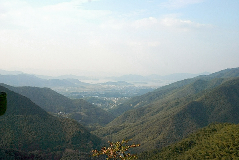 《羊额岭回望古镇》 摄影 打渔人