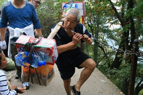 华山挑夫 摄影 齐剑