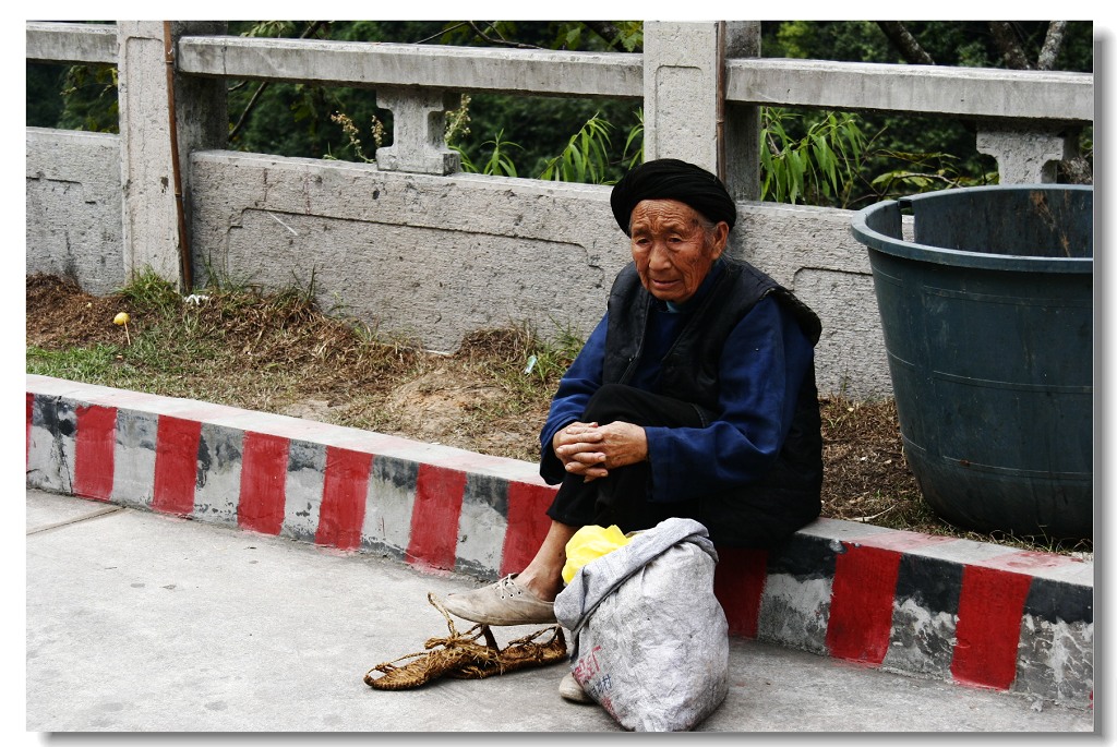 猛峒河边的土家族老大娘 摄影 静海愚公