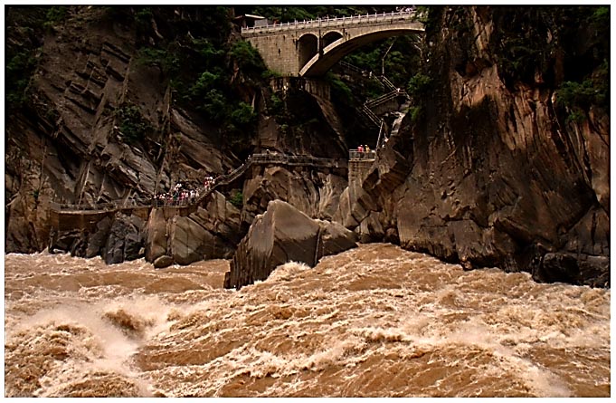 人走山陡水急间 摄影 飘逸的梦