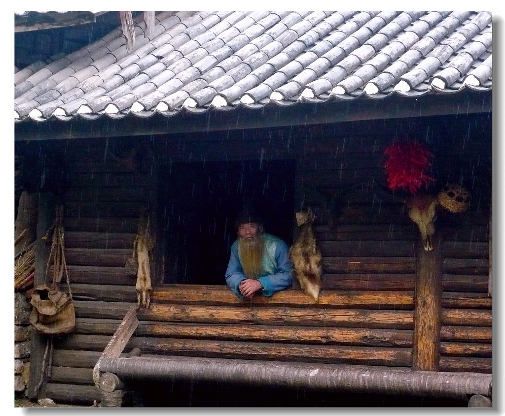 观雨的老人 摄影 红线线