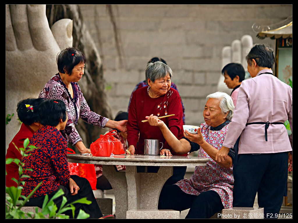 老姐妹唠磕 摄影 闽南戏子