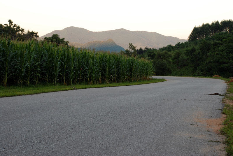 通往山村的路——1 摄影 独上江楼望月