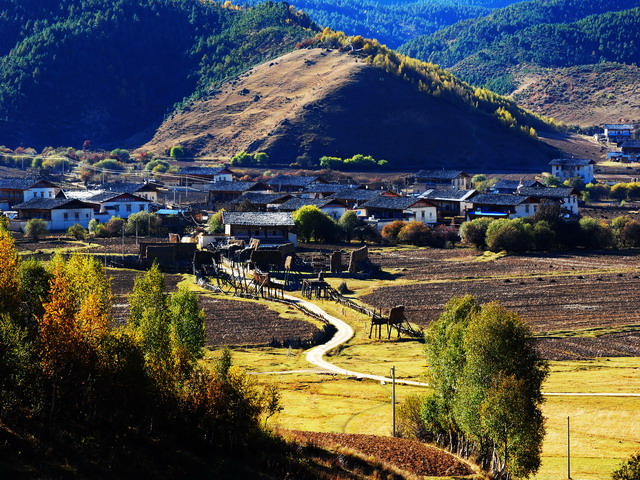 山里小村 摄影 狼康益西