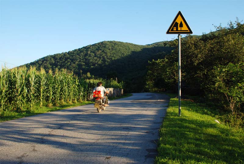 通往山村的路——6 摄影 独上江楼望月