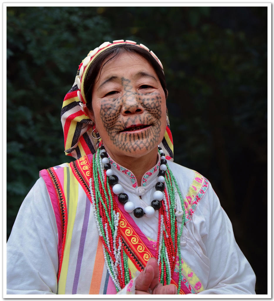 独龙族最后一位纹面女---甲松 摄影 水平角度