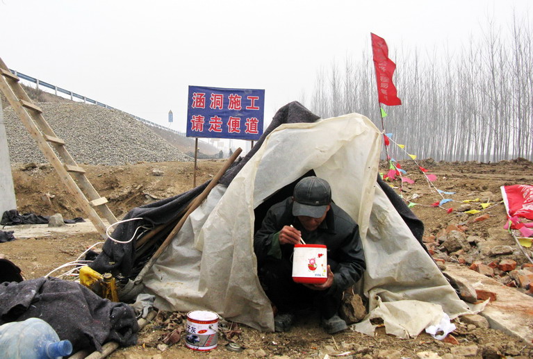 你知道农民工生活有多苦吗 摄影 吴贤德