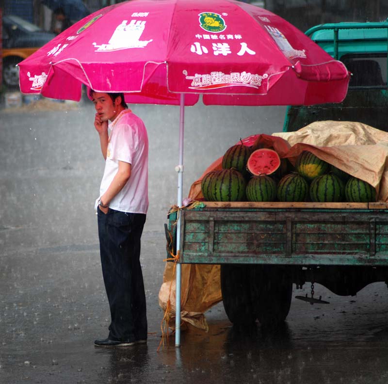 在小洋人下避雨 摄影 喜来乐