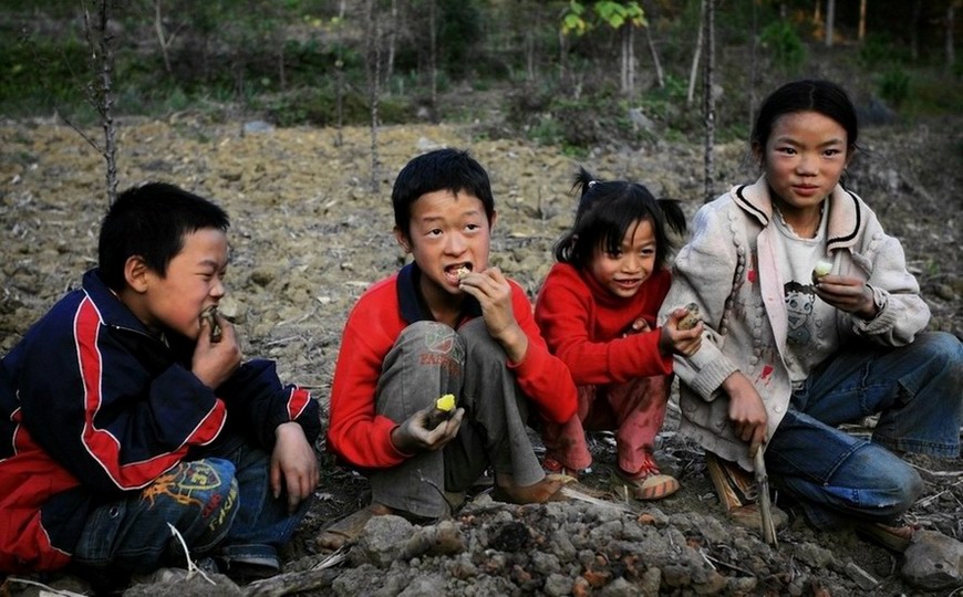 留守娃娃的礼拜天 摄影 吉丙君