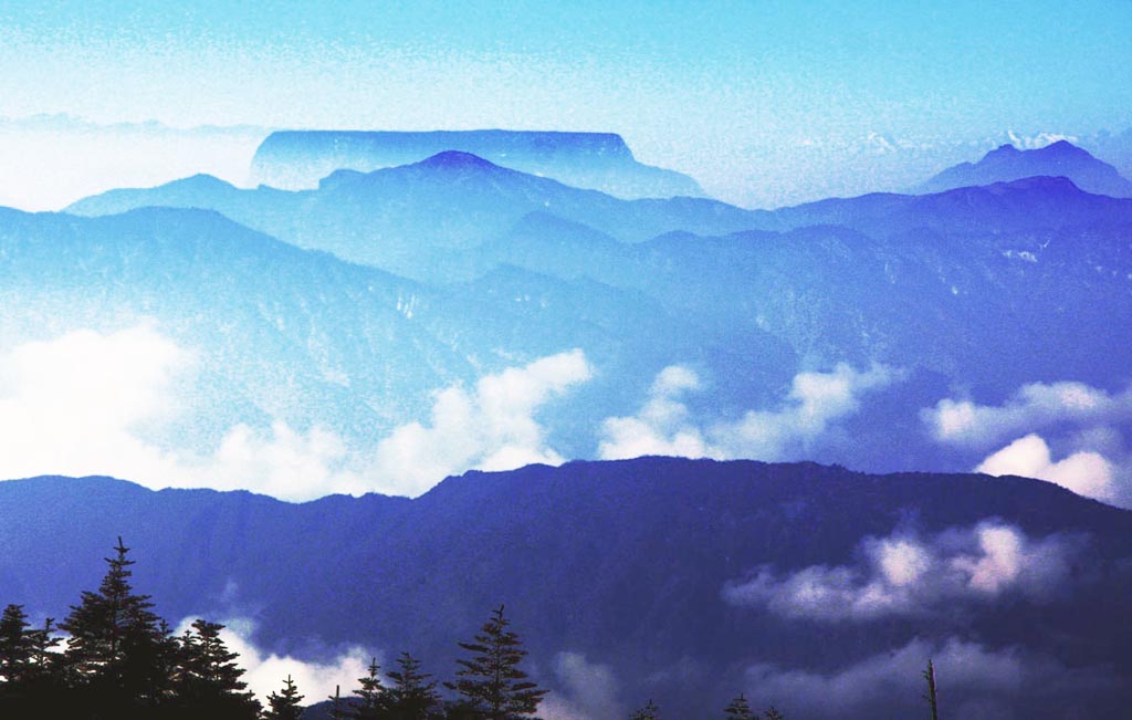 远眺瓦屋山 摄影 谷源