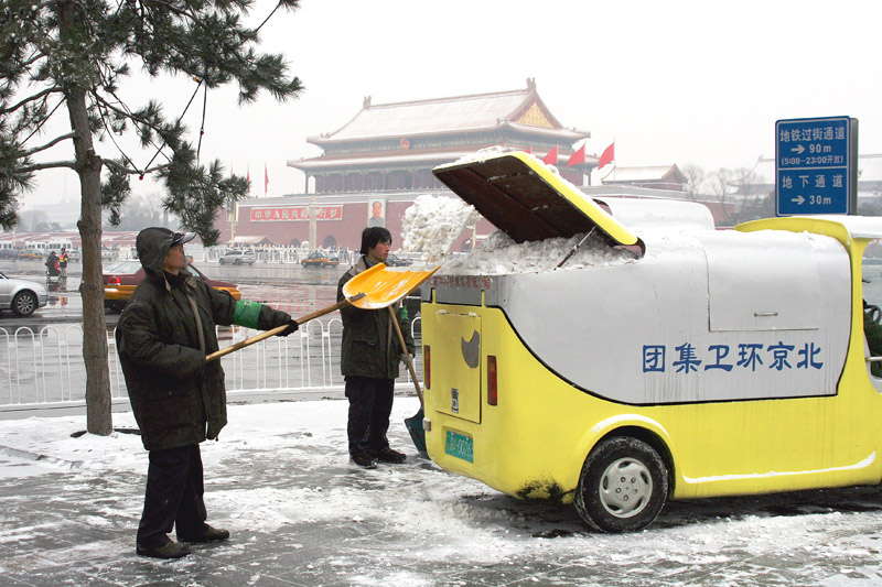 环卫工人清积雪 摄影 寒梅傲雪