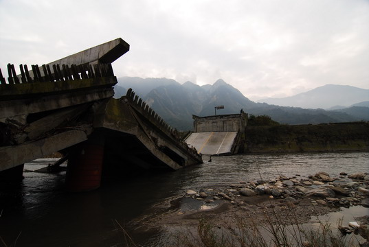 小鱼洞大桥地震遗址 摄影 石峰子