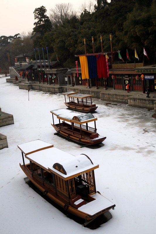 冰雪上停泊三条船 摄影 逛世间