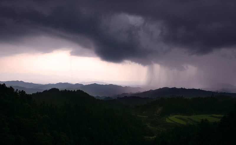 暴雨将临 摄影 明心