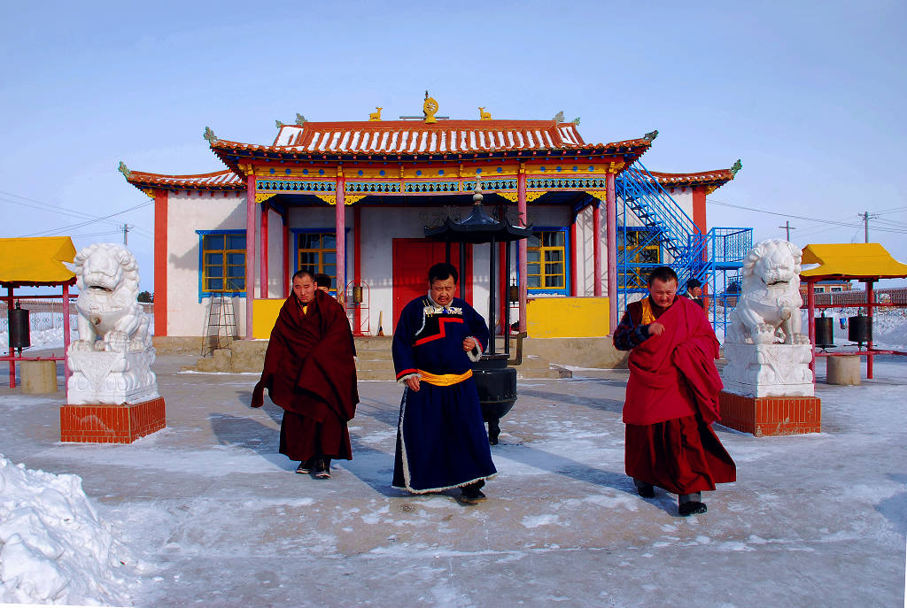 庙中喇嘛出来迎接贵宾的到来 摄影 欣然一笑生