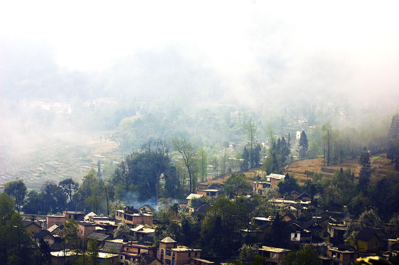 晨雾山村 摄影 古堤