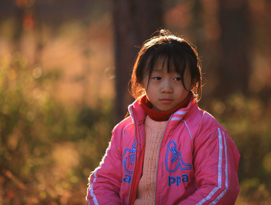 山村小姑娘—你在拍我？ 摄影 竹修