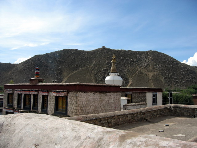 桑耶寺对面是神山，山形似大象，山上有天葬台。 摄影 清水鱼