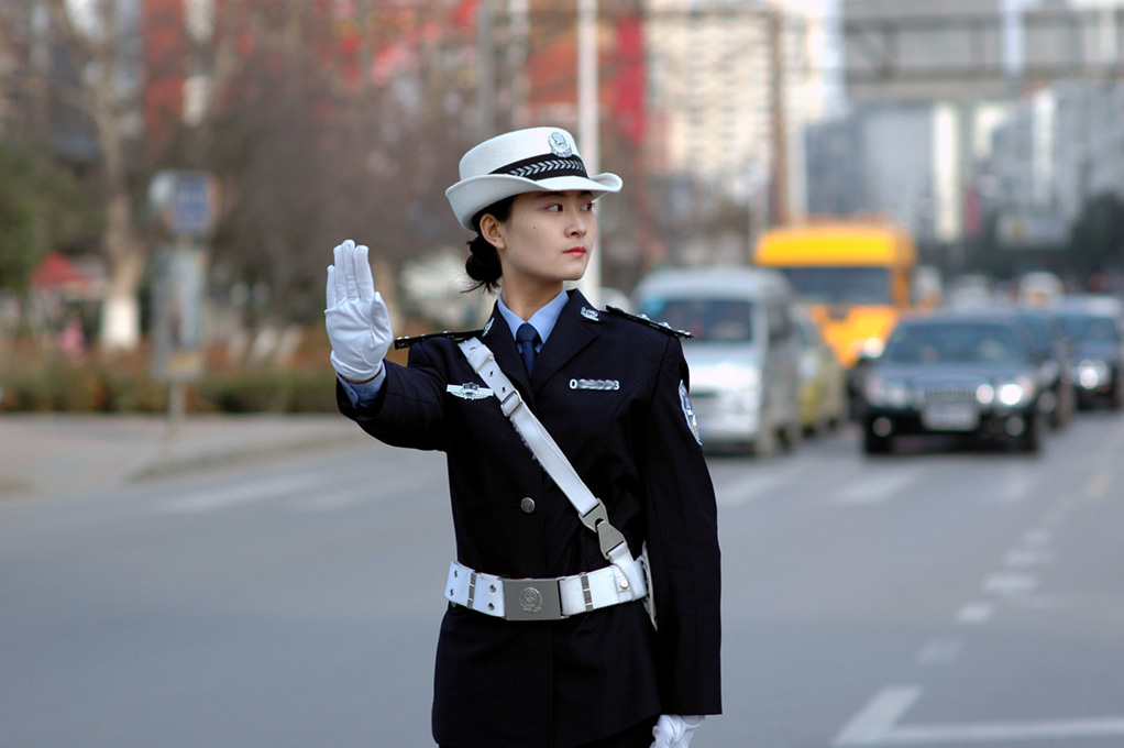 警花出更 摄影 正午泳客