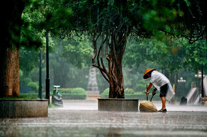 在雨中 摄影 容易糊涂