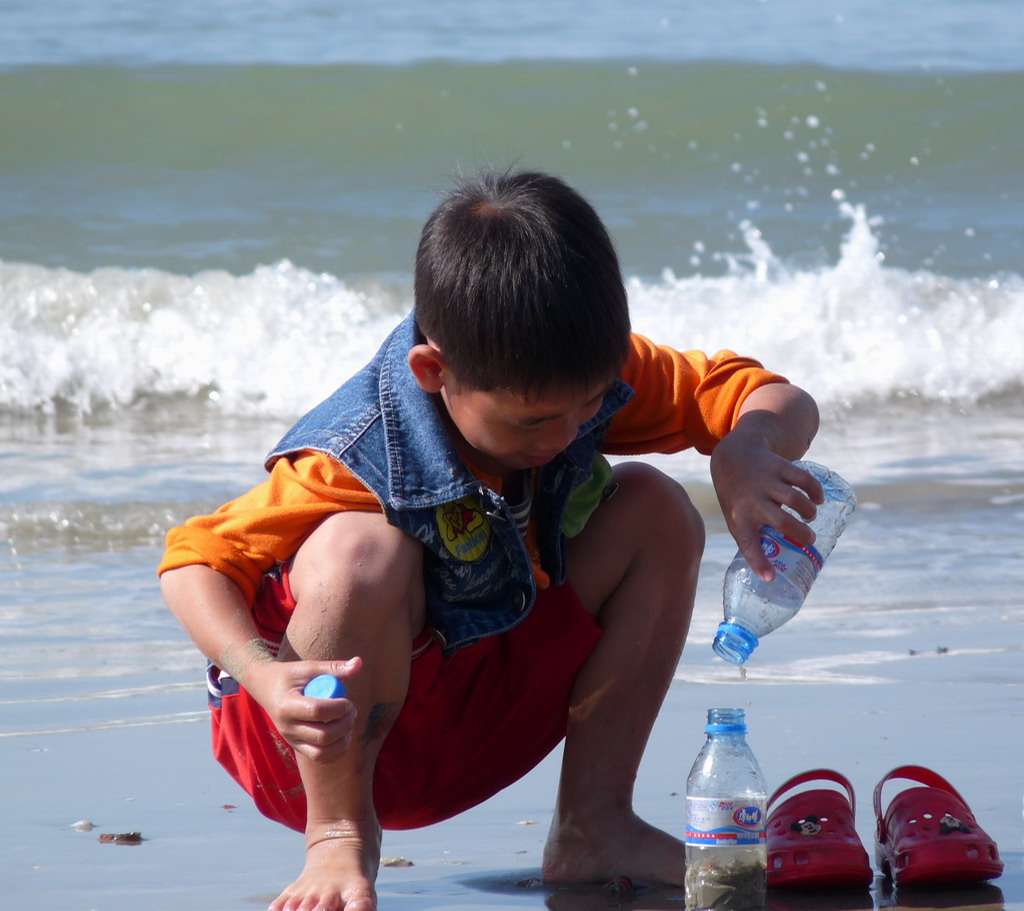 玩沙的小男孩 摄影 天接水