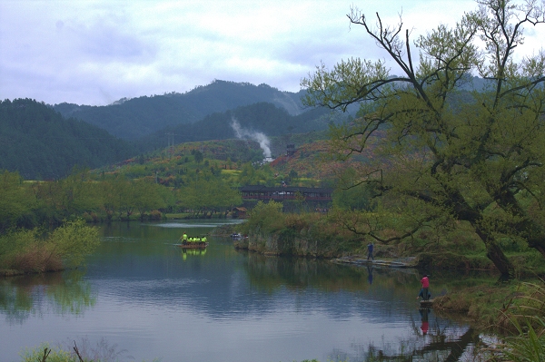 河 流 深 处 有 彩 虹 摄影 影痕