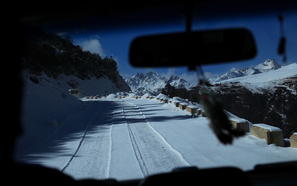 风雪梅里路 摄影 江大