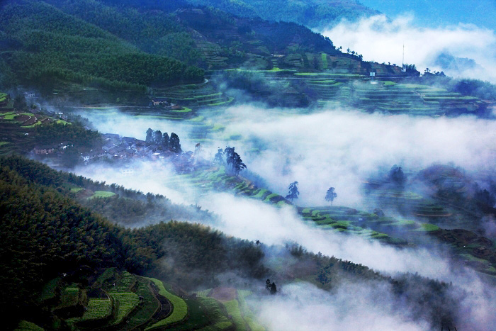 雾锁山村 摄影 沈溪波