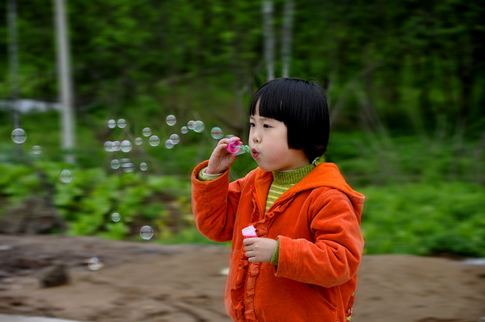 吹气泡的小女孩 摄影 jinyeye