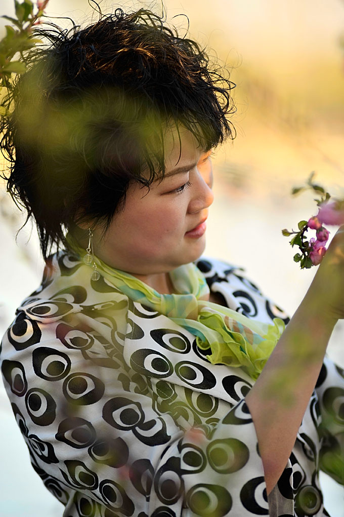 赏花人争道花儿艳，卖花人清泪流花间 摄影 无用文人