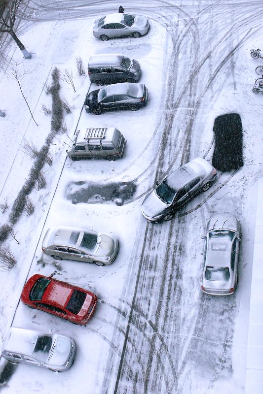 在办公室俯看雪中的停车场 摄影 灿烂的黎明