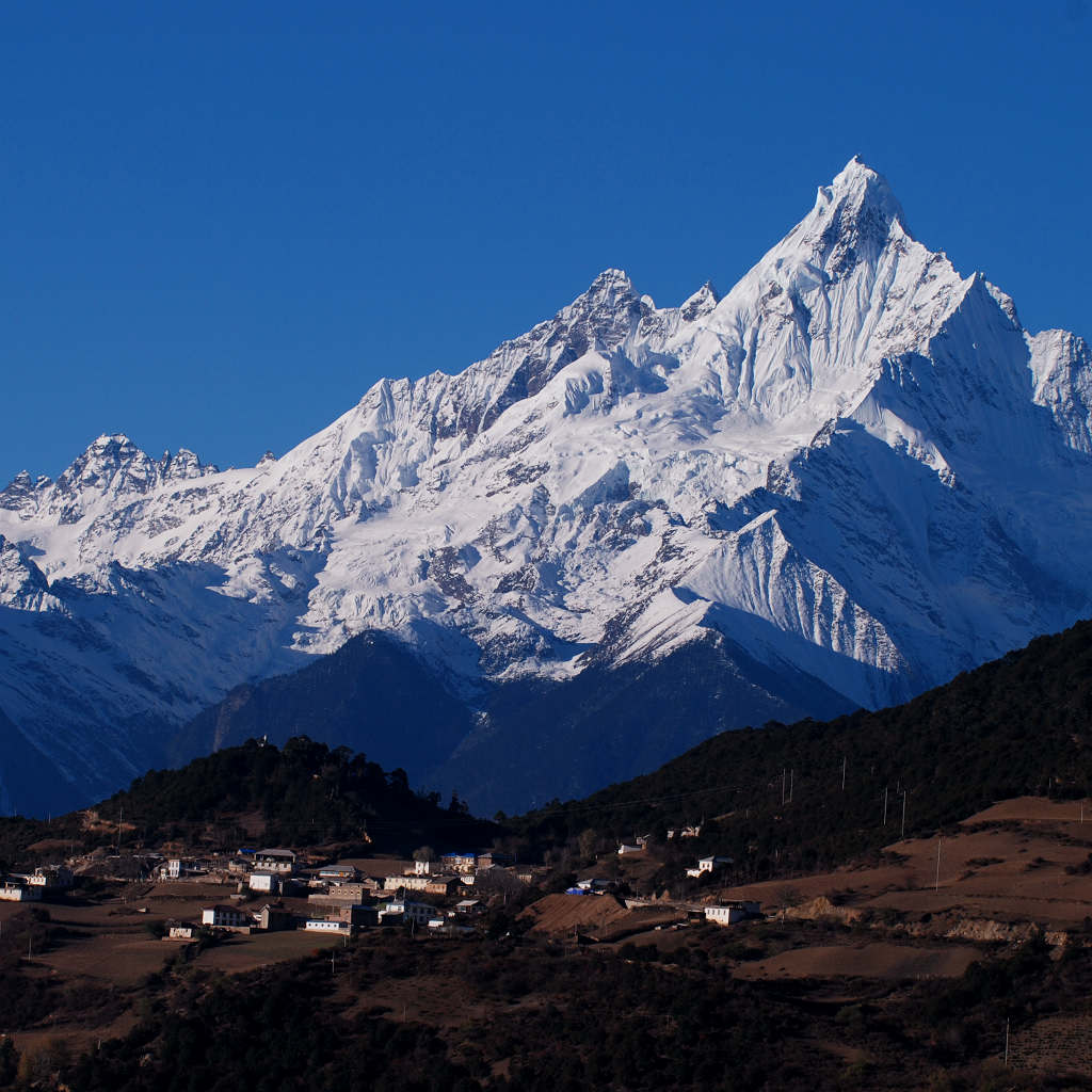 《雪山.村庄》 摄影 倚晨