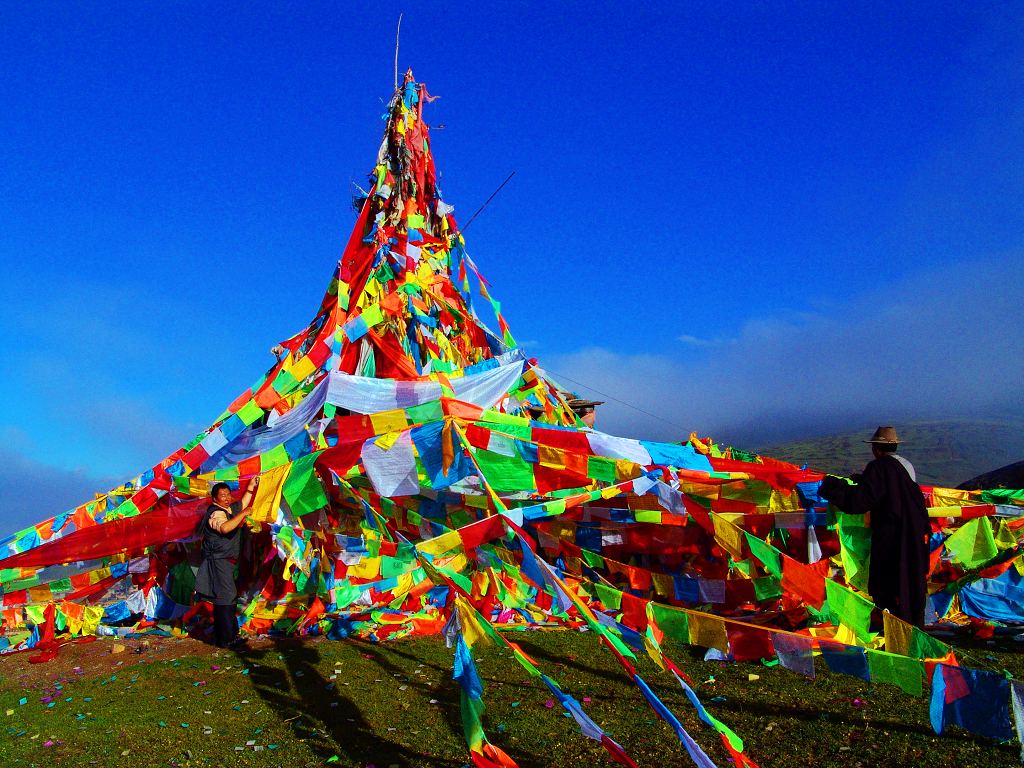 飘扬的经幡寄托了祈祷和祝福 摄影 kdlzq