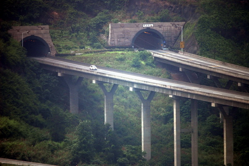 坪石隧道 摄影 译书人