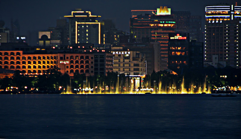 杭州夜景-湖滨的音乐喷泉 摄影 怀能